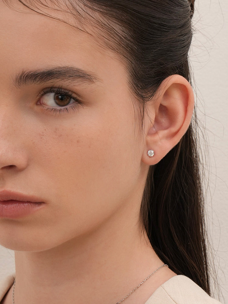 14K Solid Gold Lab Diamond Grace Internally Threaded Labret Piercing 20G