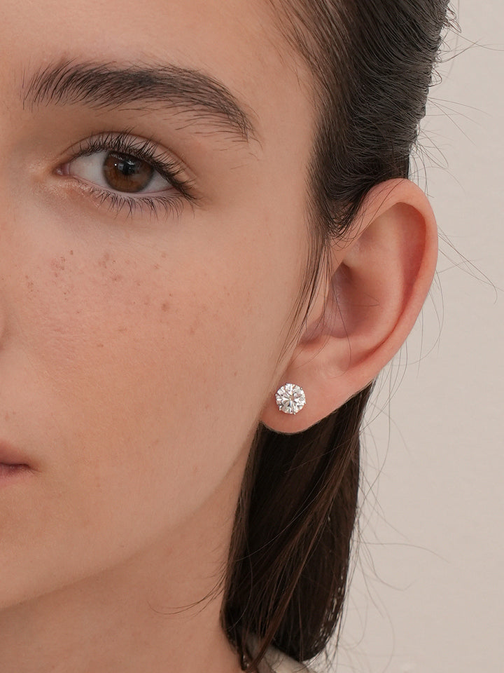 14K Solid Gold Lab Diamond Shine Classic Internally Threaded Labret Piercing 20G