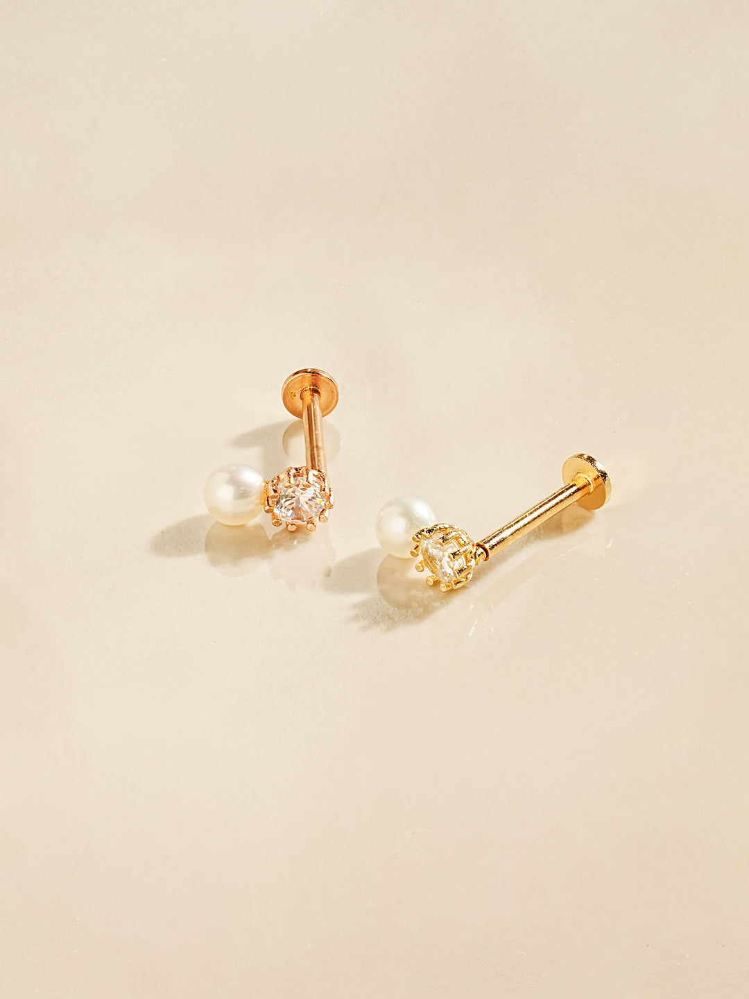 14K Gold Point Cubic Pearl Internally Threaded Labret Piercing 18G16G