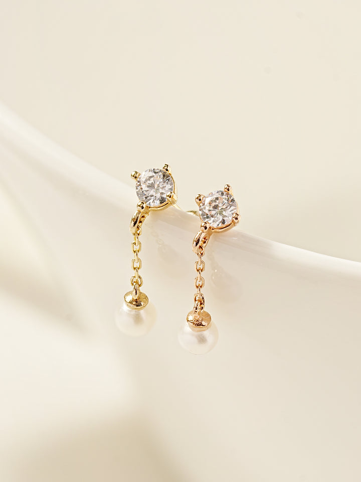 14K Gold Point Cubic Pearl Internally Threaded Labret Piercing 18G16G