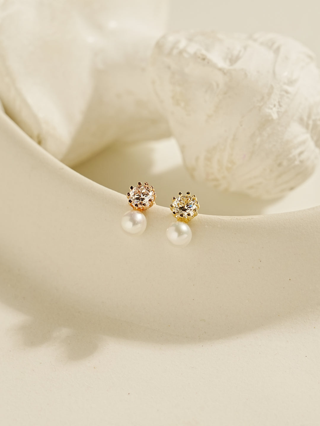 14K Gold Point Cubic Pearl Internally Threaded Labret Piercing 18G16G