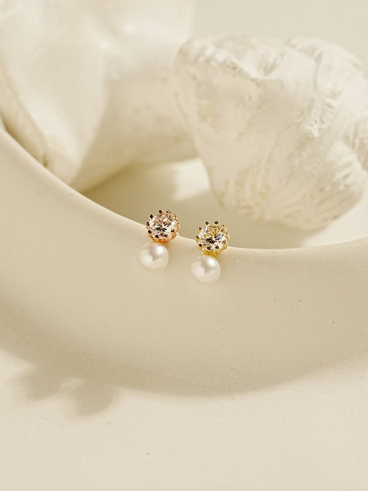 14K Gold Point Cubic Pearl Internally Threaded Labret Piercing 18G16G