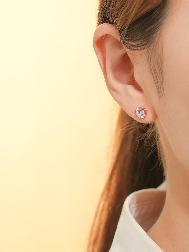 14K Gold 4 Pronged Moissanite Cartilage Earring 20G18G16G