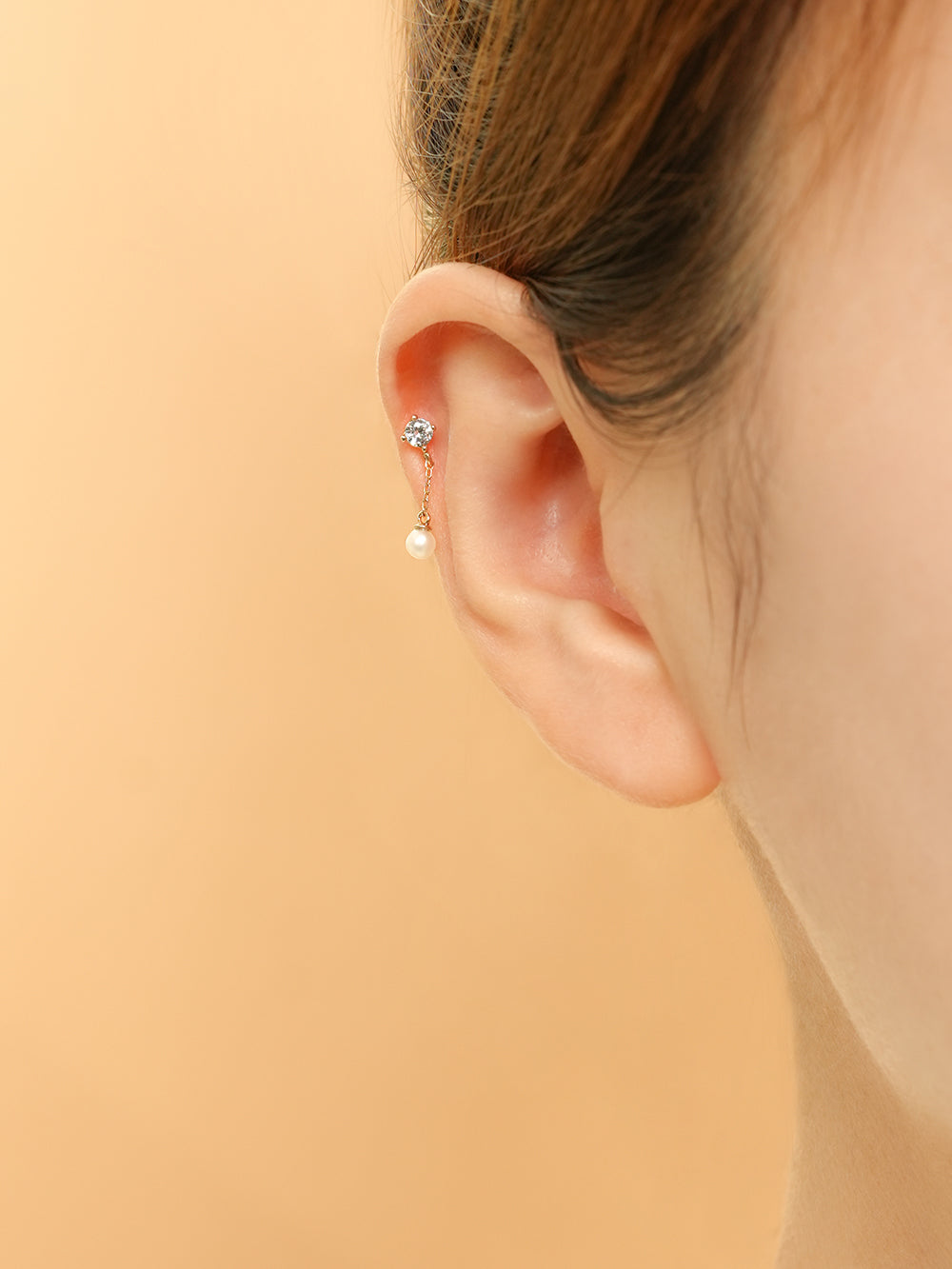 14K Gold Point Cubic Pearl Internally Threaded Labret Piercing 18G16G