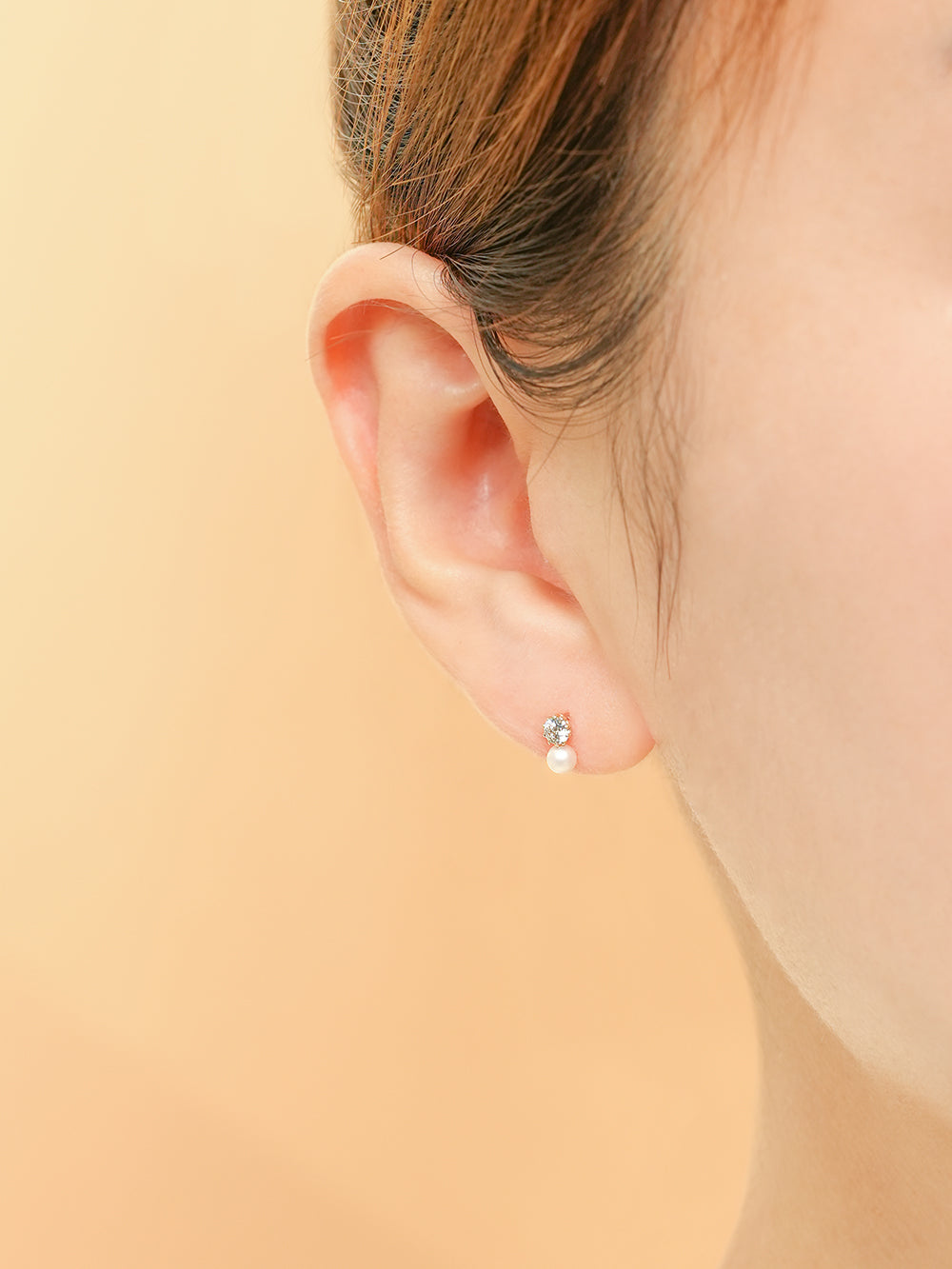 14K Gold Point Cubic Pearl Internally Threaded Labret Piercing 18G16G