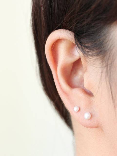 14K gold Fresh-Water Pearl cartilage earring 20g