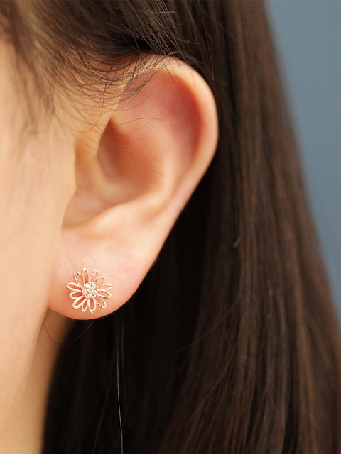 14K Gold Daisy Flower Cartilage Earring 20G