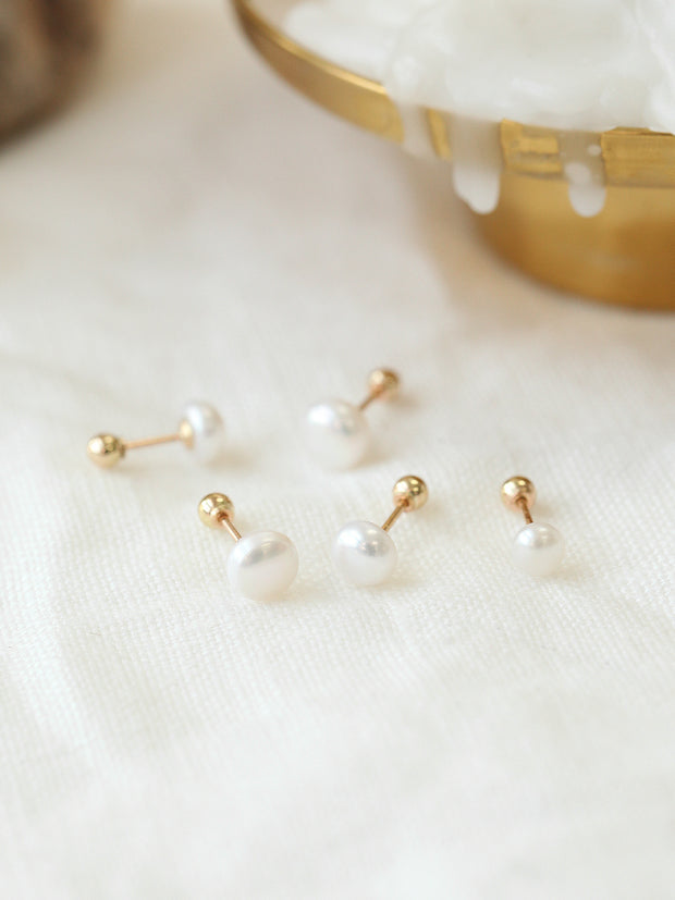 14K gold Fresh-Water Pearl cartilage earring 20g