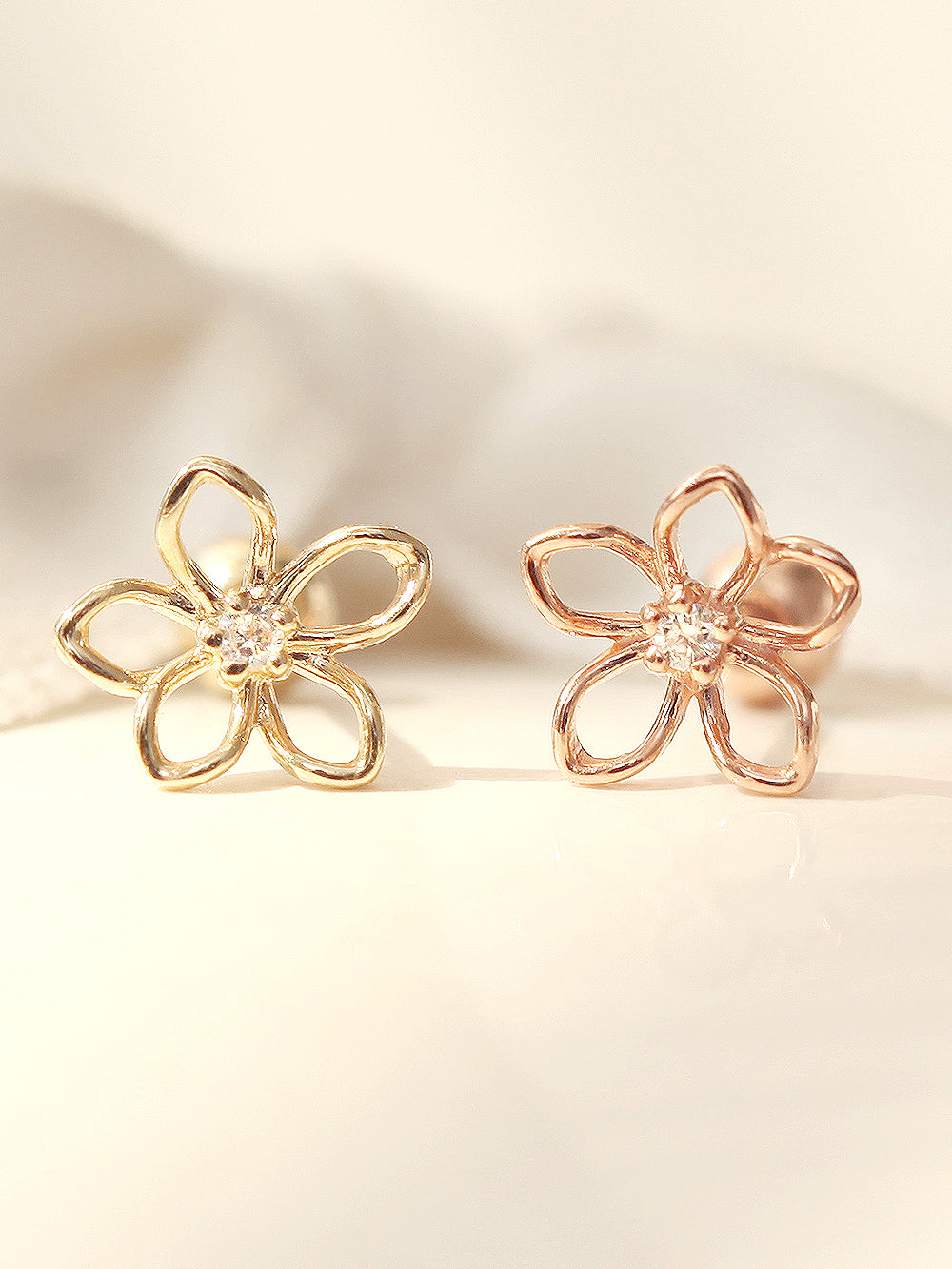 Cubic Daisy 14K gold Point Cubic Daisy cartilage earring 20g – MinimalBijoux