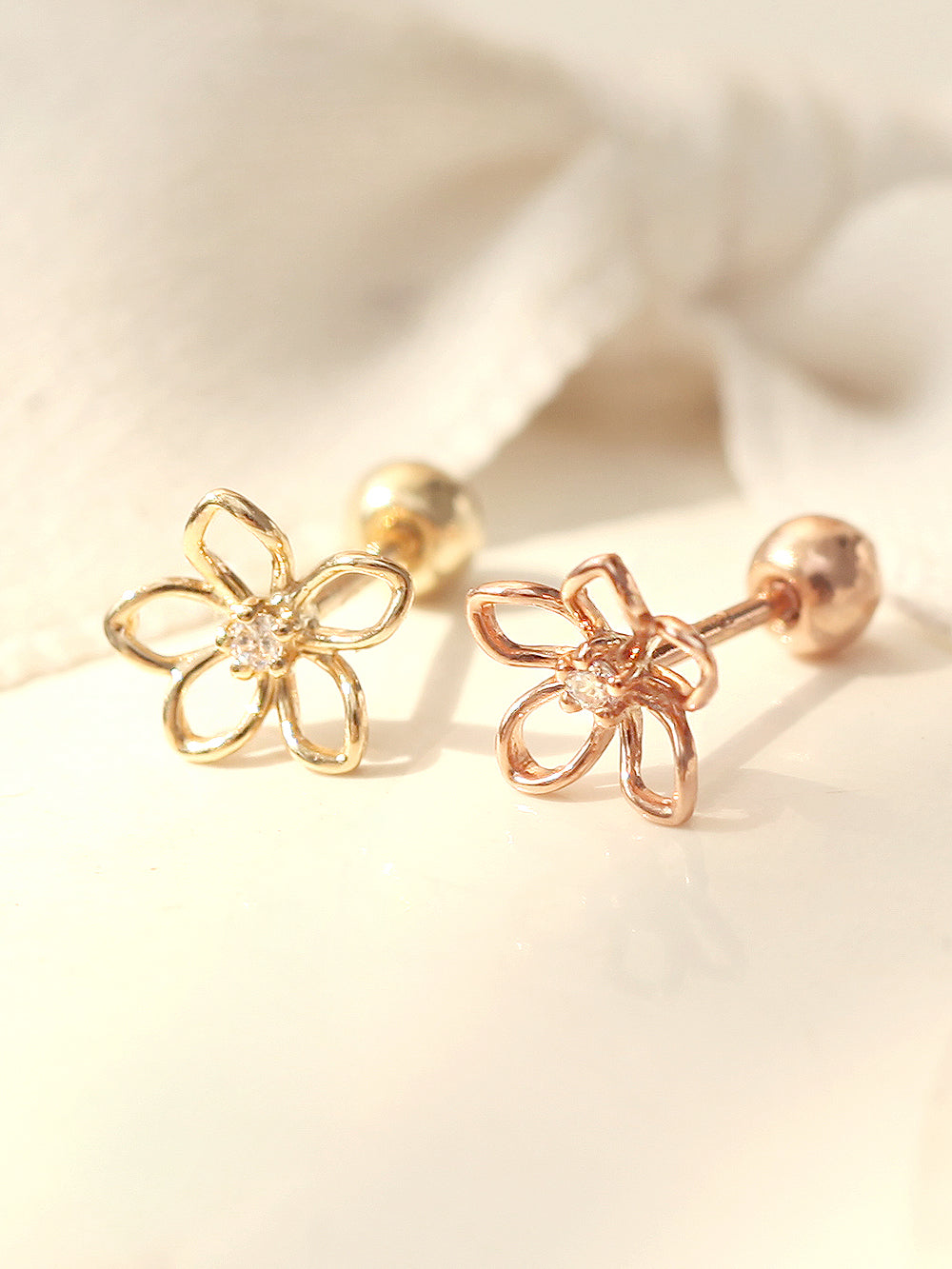 Cubic Daisy 14K gold Point Cubic Daisy cartilage earring 20g – MinimalBijoux