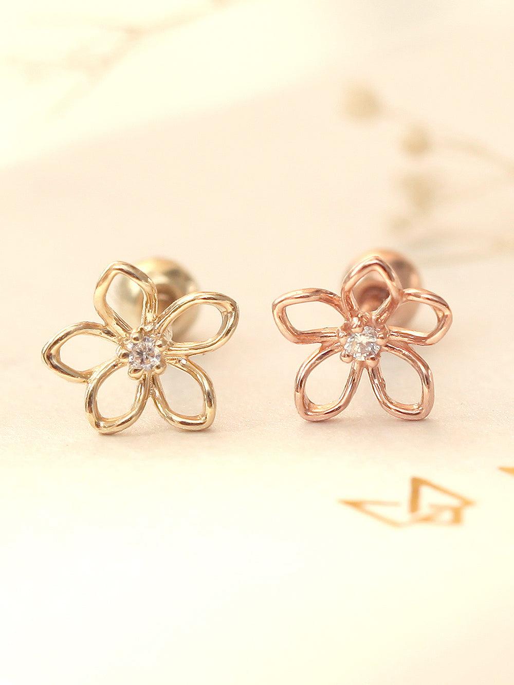 Cubic Daisy 14K gold Point Cubic Daisy cartilage earring 20g – MinimalBijoux