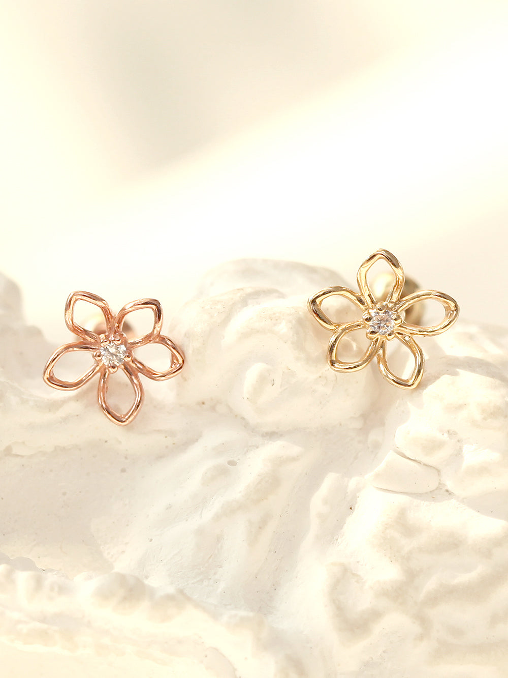 Cubic Daisy 14K gold Point Cubic Daisy cartilage earring 20g – MinimalBijoux