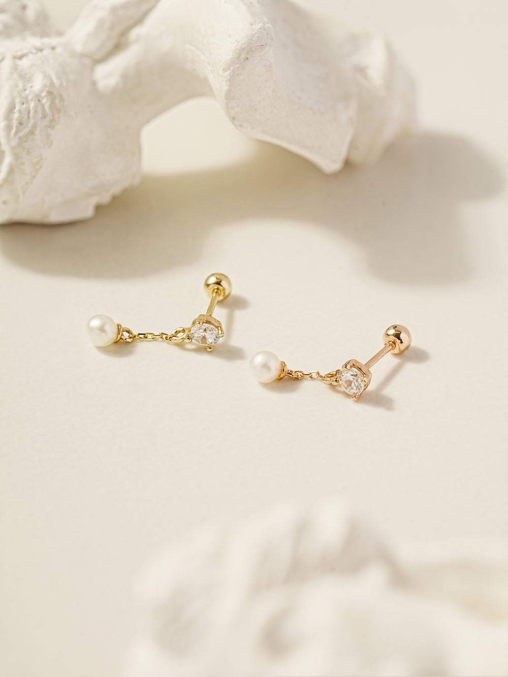 14K Gold Point Cubic Fresh Water Pearl Drop Cartilage Earring 20G18G16G